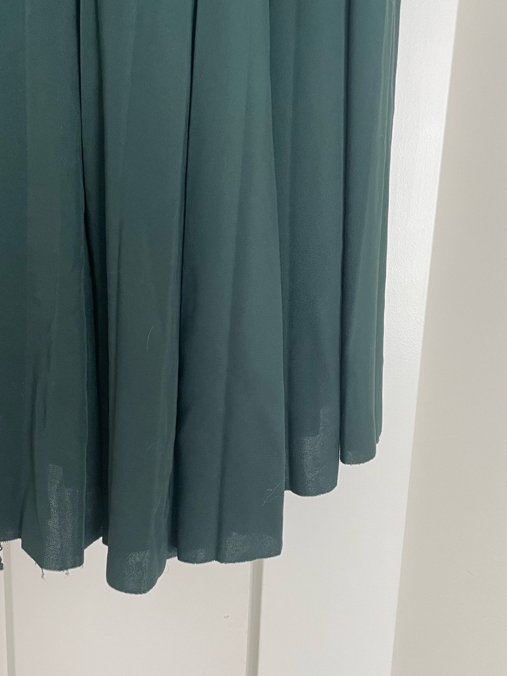 BCBGMaxAzria Forest Green V-Neck Pleated Midi Dress - Size L - Picture 3 of 9